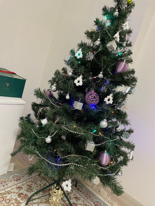 Елка с игрушками