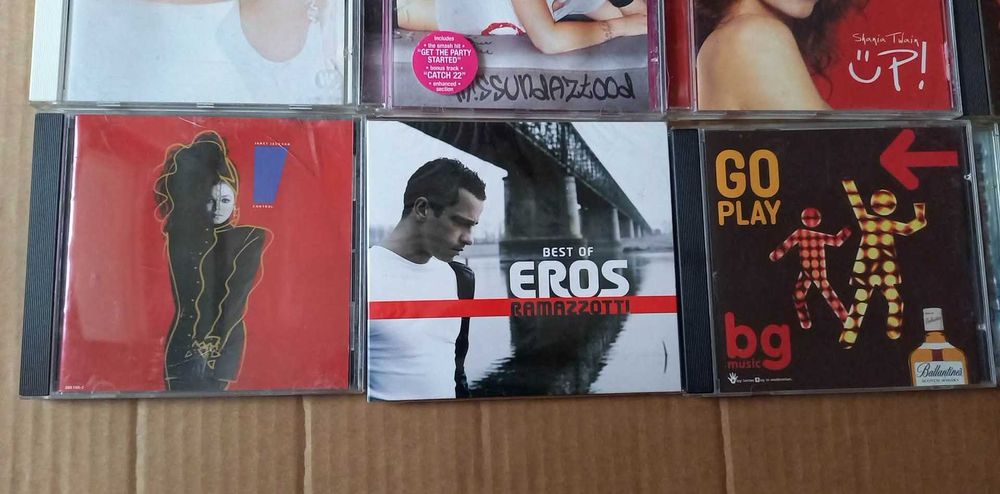 Оригинални CD с музика.