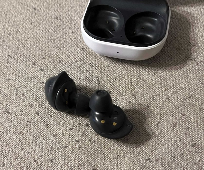 Samsung Galaxy Buds FE functioneaza doar casca stanga cu doking cutie