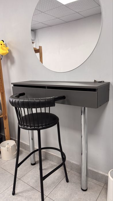 Продается подвесная консоль с ножками