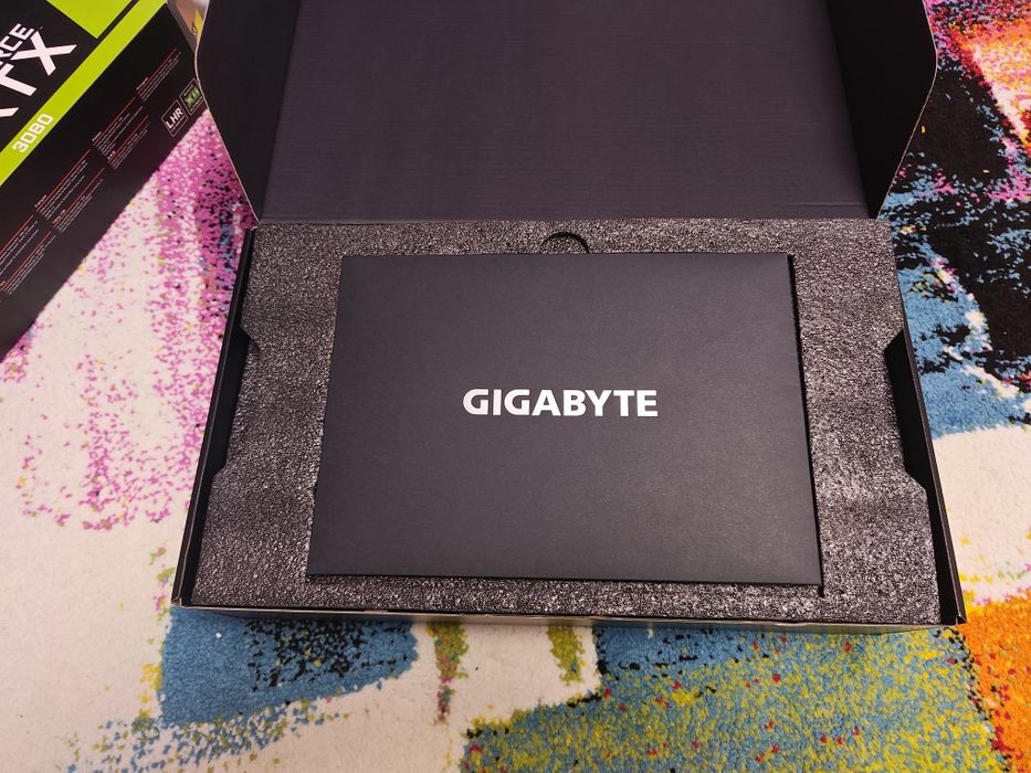 Nvidia GeForce RTX 3080 la cutie cu toate accesoriile