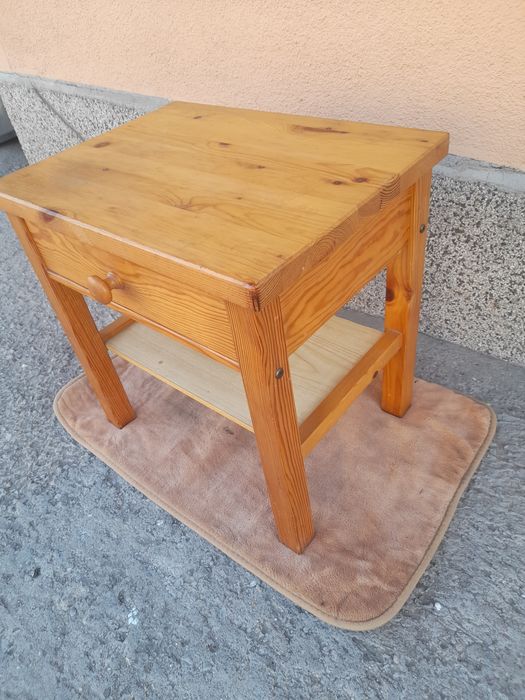 Дървена масичка с чекмедже