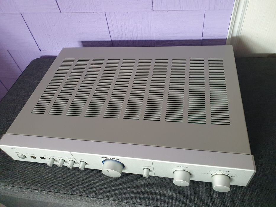 ROTEL Напълно модерна класика