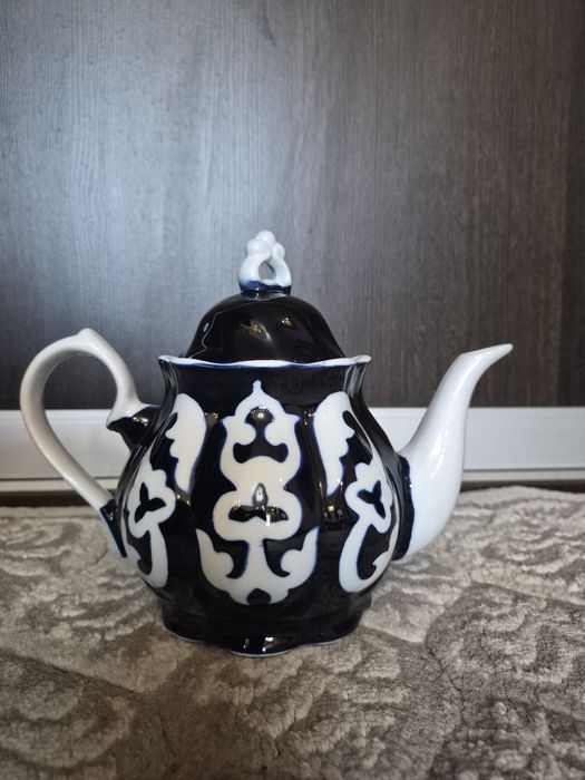 Фарфоровый чайник в восточном стиле