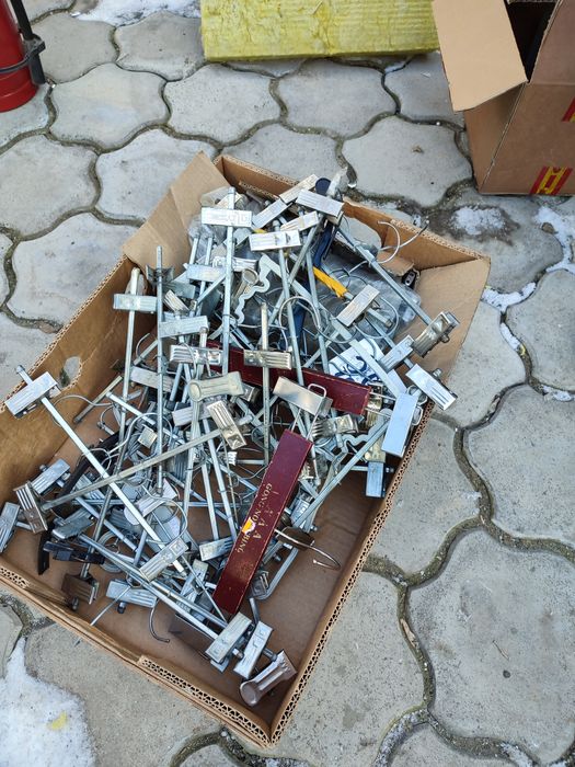 Плечики и цепочка для подвешивания одежды