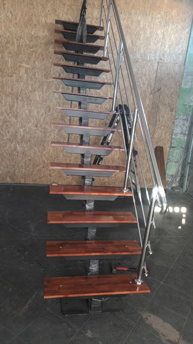 Vând scara dreapta cu balustradă  inox