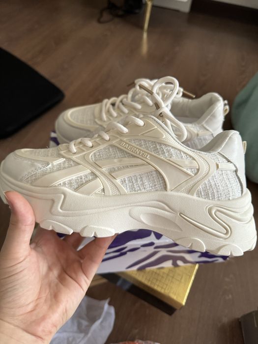 Женские кроссовкий