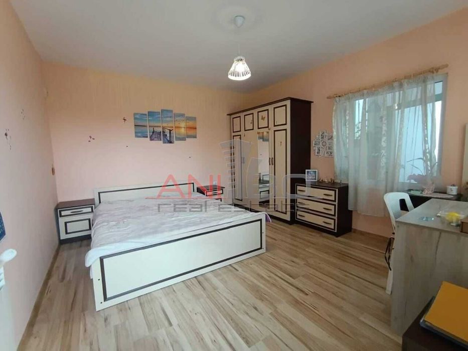 Еднофамилна къща с двор в кв. Галата, гр. Варна