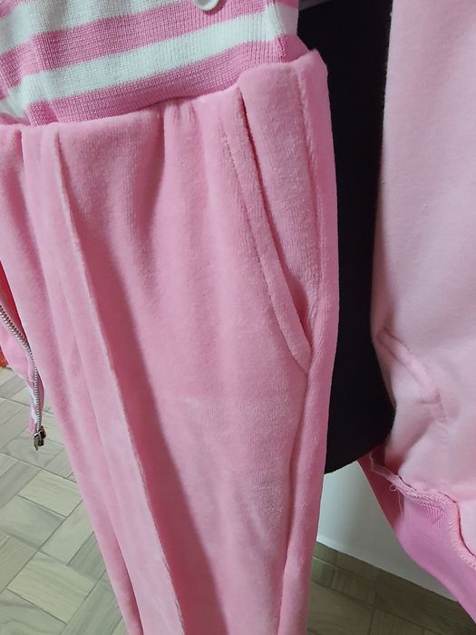 Trening catifea cu hanorac cu dungi albe si pantaloni model drept