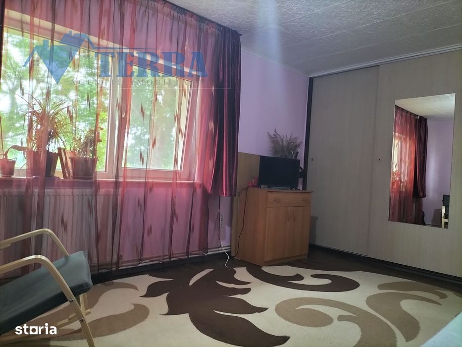 Vând apartament 2 camere, parter înalt, utilat şi mobilat.