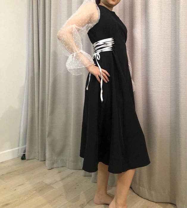 Продам платье на талии имеются шнурки, хорошо подчеркивает талию