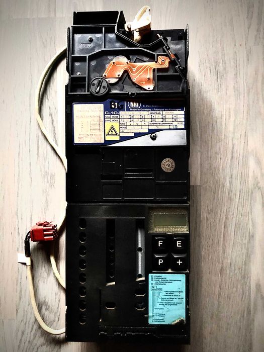 Монетник € за вендинг кафемашина