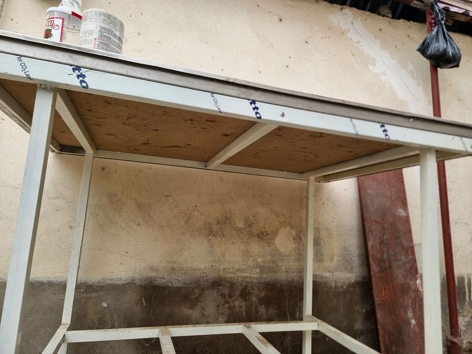 Stalavoy stoli va rakvinasi sotiladi