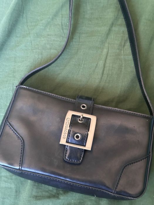 Малка черна чанта на Guess
