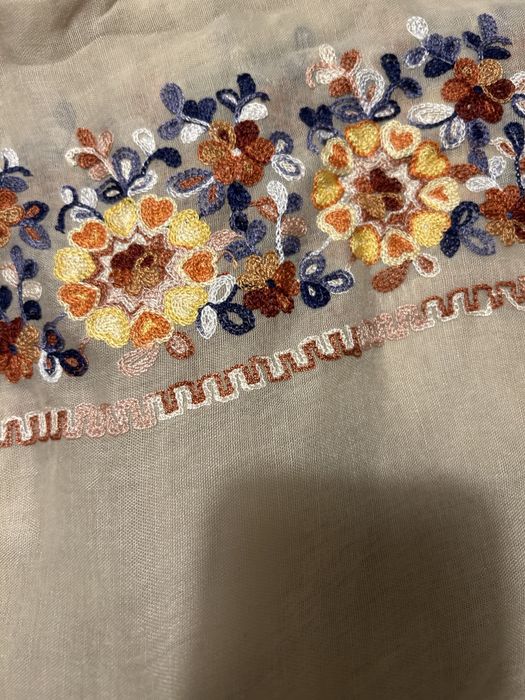 Vand esarfa in cu flori cusute manual