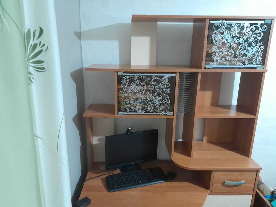 Продам стол письменый