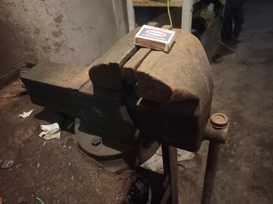 Тиски, нождак, верстак