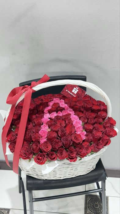 Розы белые, красные , розовые