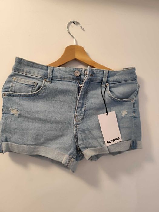 PRET REDUS  -  Pantaloni scurți damă Bershka din denim, bleu deschis, noi cu etichetă, mărimea 38