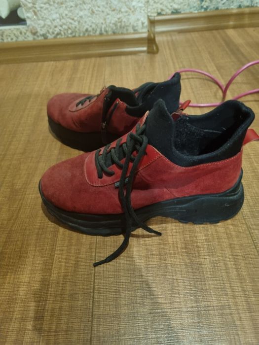 Продам женские ботиночки