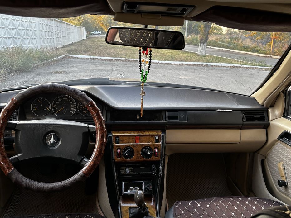 Мерседес W 124.