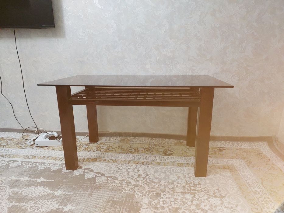 Продаю стеклянный стол