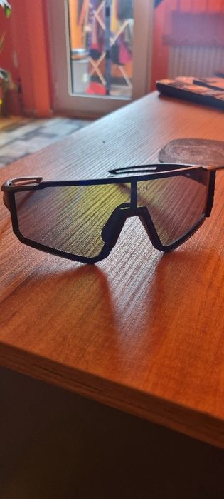 Продавам слънчеви очила