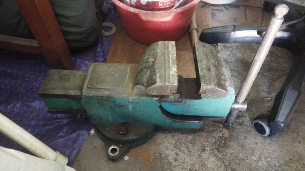 Тиски большие слесарные.