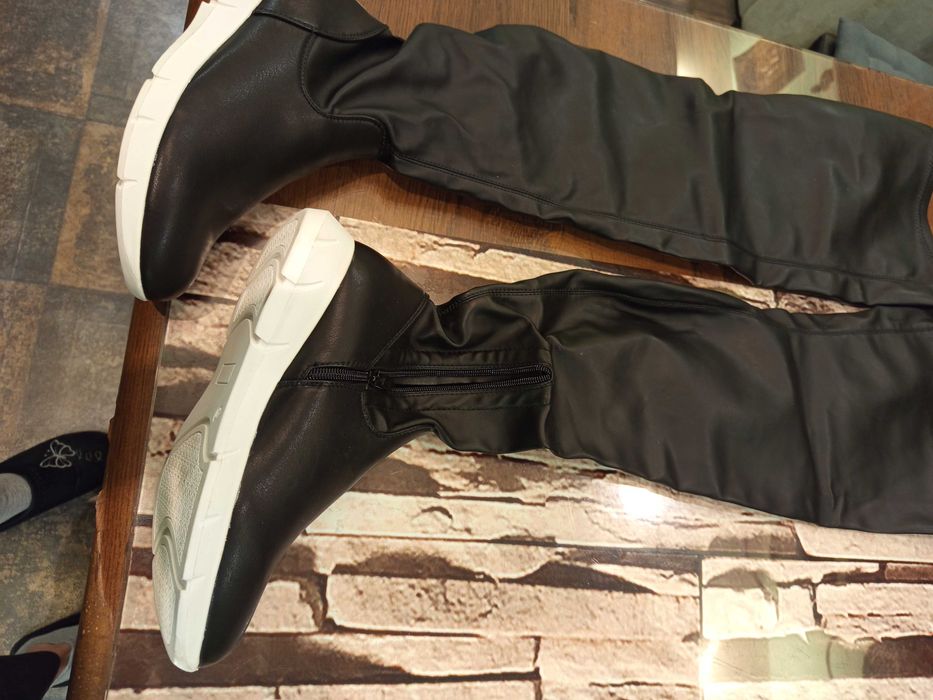 Високи ботуши над коляното