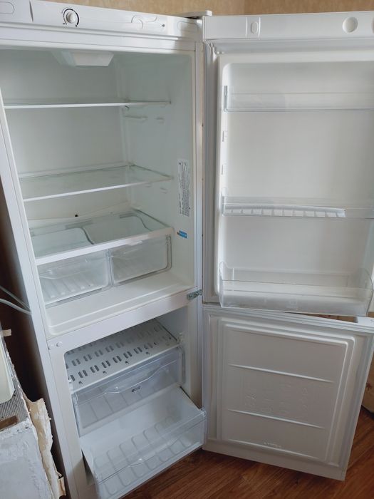 Продаётся холодильник Indesit