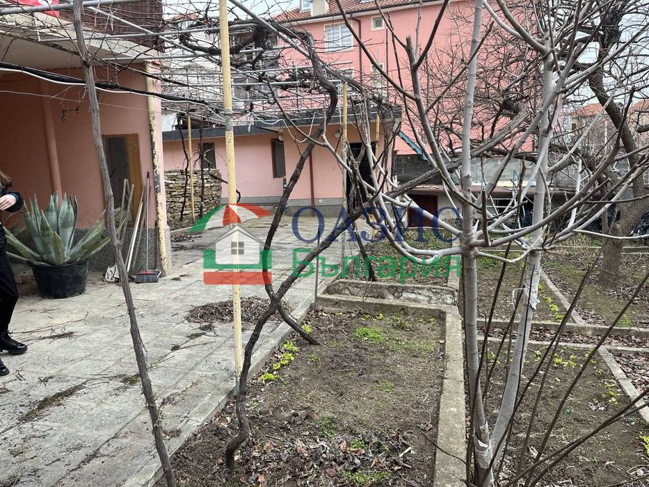 Двуетажна къща в центъра на гр. Свети Влас 245 м2, и двор 1 149 м2,