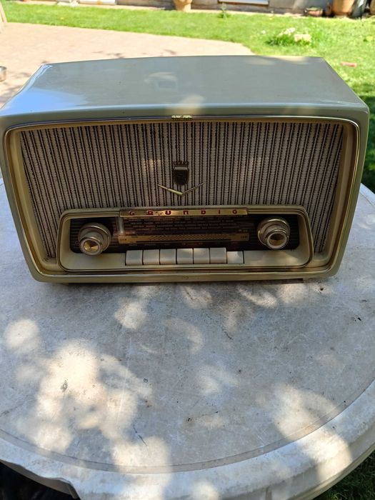 Лампово радио "Grundig", отлично състояние, УКВ, работещо.