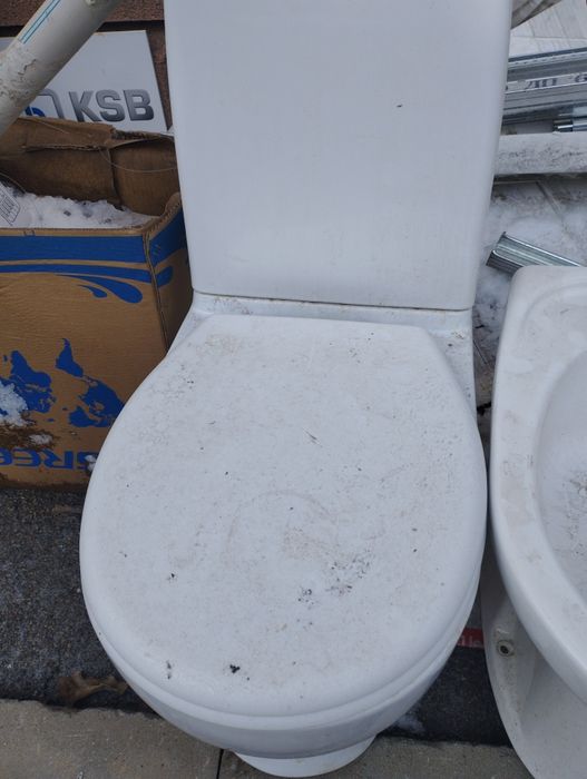 Продам унитаз и биде.б/у.по 5000 за шт.