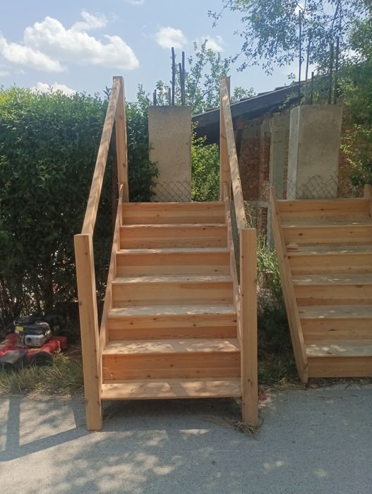 Дървено стълбище с парапет