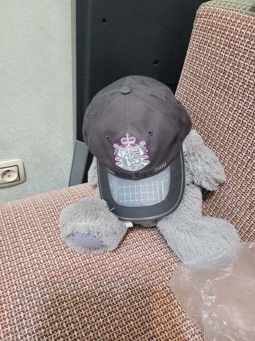 Продам  новые кепки