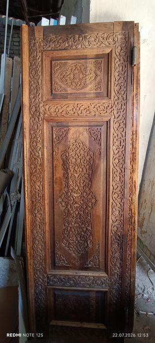 Винтажные ворота из древесины ореха.