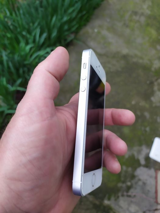 Телефон iPhone SE