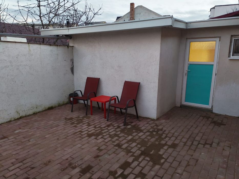 Inchiriez garsoniera 20m2 la curte anexa la  casa proprietarului regim