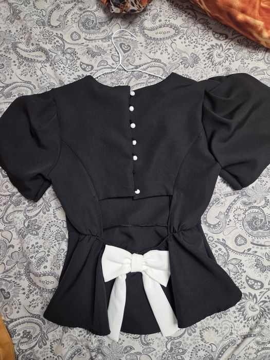 Bluză elegantă damă neagră, cu fundă albă la spate