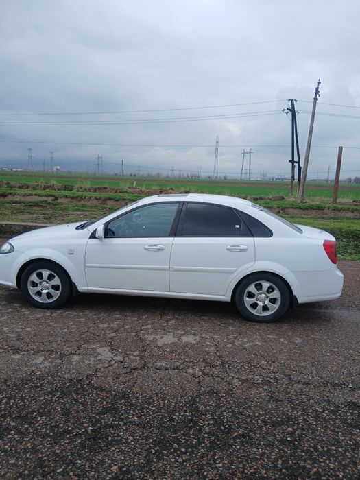 Sotiladi Gentra avtomobili