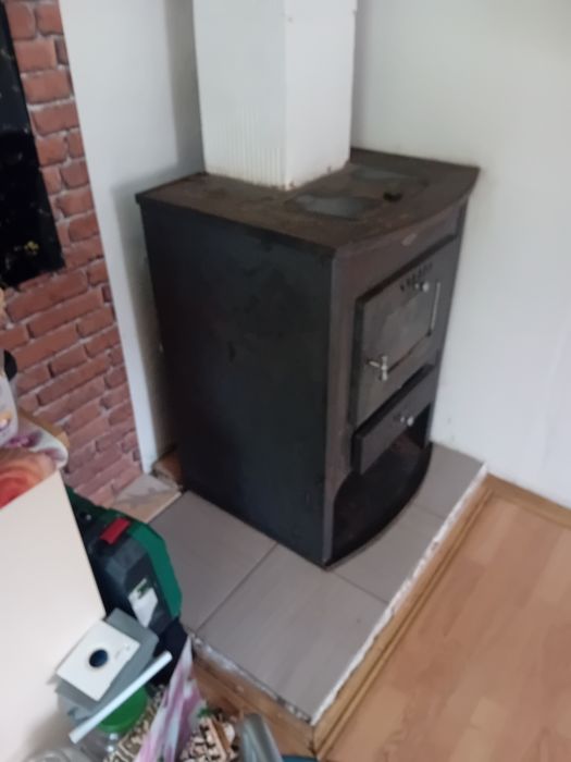 Se vinde temosemineu pe lemne  14 KW an stare foarte bună  folosit o iarnă. Pozele indica o antretinere optimă și vine ansotit de accesoriile necesare