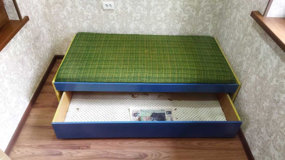 Детская кроватка с матрасом и тумбочкой