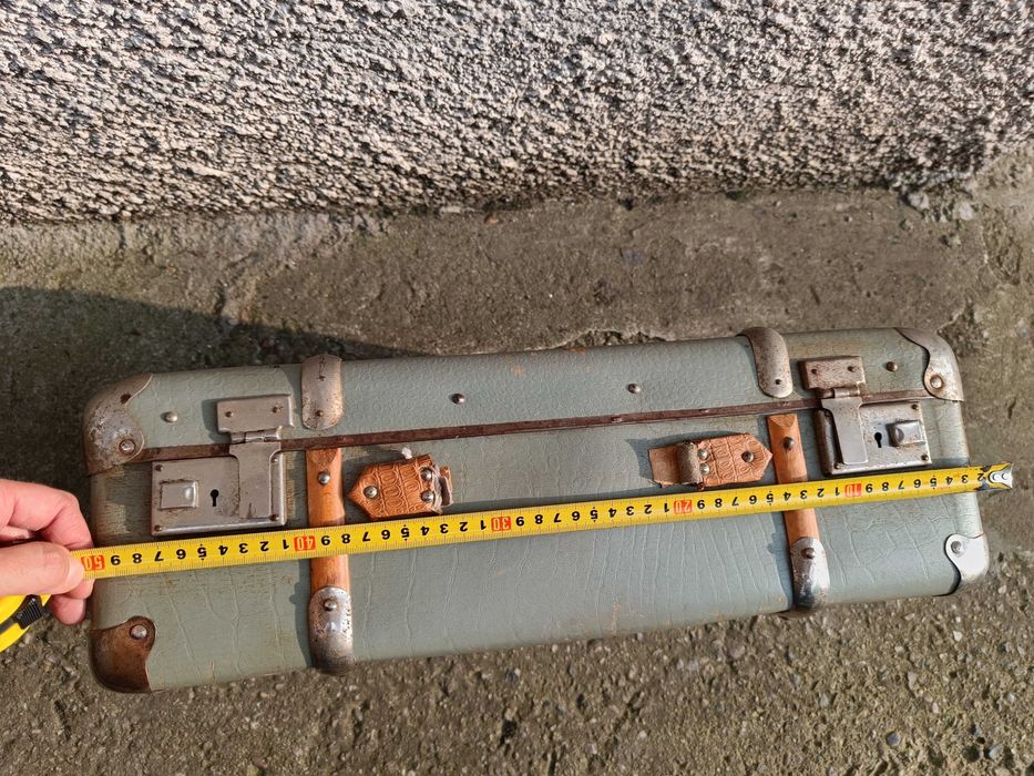 Vand valiză veche din carton cu colțuri și încuietori metalice