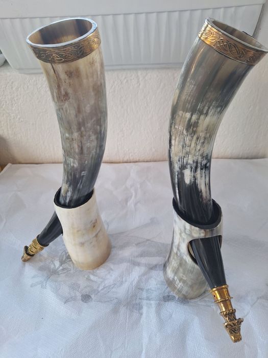 Чаша от естествен рог с бронзов  обков и бронзов  а лъвска глава