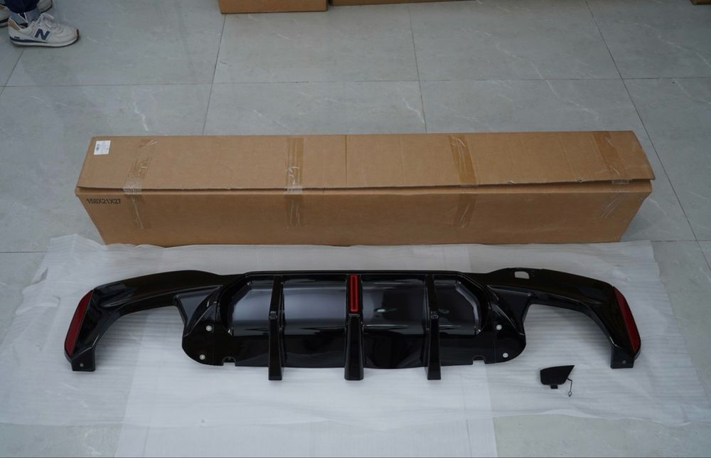 Difuzor bara spate evacuare BMW G30 G31 cu stop led
