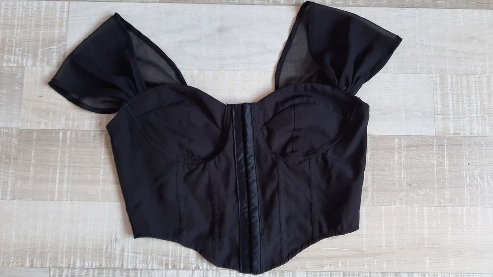 Уникално бюстие и дънкова пола