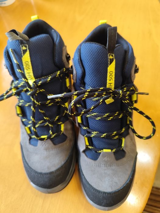 Зимни обувки за момче.