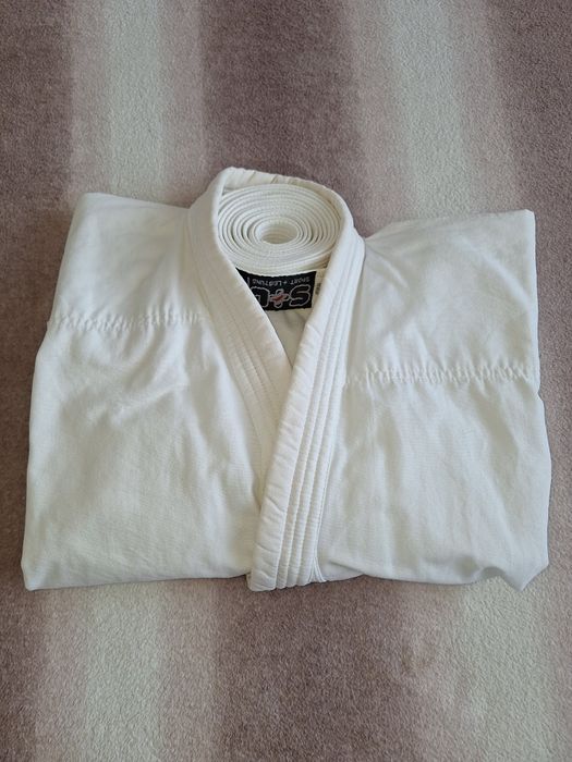 Продавам карате кимоно