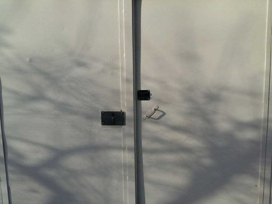 Замок кодовый  на двери и калитки.