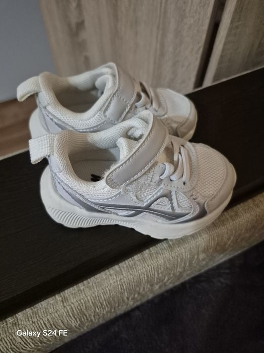 Adidasi universali H&M
